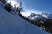 28 Passaggio con attenzione su slavina con vista in Pizzo Torretta a sx e Corni di Sardegnana a dx 
